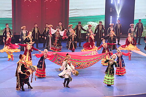 На сцене развернулось яркое интерактивное шоу с участием более 400 артистов Республики Башкортостан и России