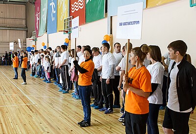 Сотрудники группы ОАО «Востокгазпром» на открытии Спортивного праздника, май 2013