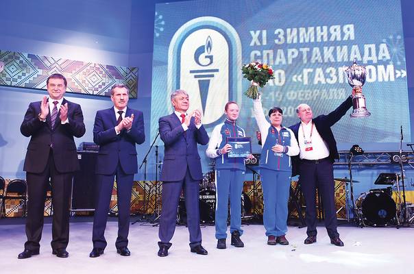 Мария Городецкая, Марина Легкова, Петр Созонов принимают кубок победителей XI зимней Спартакиады ПАО «Газпром» в Уфе (2016 г.)