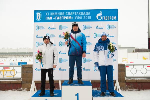 Пожарный Инженерно-технического центра Общества Андрей Арасланов (в центре) стал чемпионом на 10-километровой дистанции в индивидуальной лыжной гонке на Спартакиаде ПАО «Газпром» в г. Уфе, 2016 год