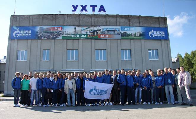 Спортивная делегация ООО «Газпром трансгаз Ухта» в аэропорту города Ухта, перед посадкой в самолёт. IX летняя спартакиада ОАО "Газпром" г. Саранск (15-22 августа 2011 года).