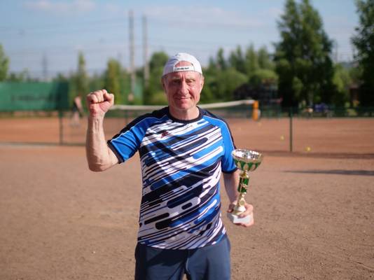 Начальник медицинской службы Николай Кривошеев наглядно демонстрирует, что в здоровом теле – здоровый дух