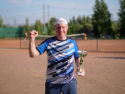 Начальник медицинской службы Николай Кривошеев наглядно демонстрирует, что в здоровом теле – здоровый дух