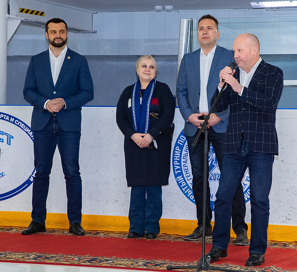 В Новом Уренгое проводится Открытый турнир по хоккею на Кубок генерального дирек