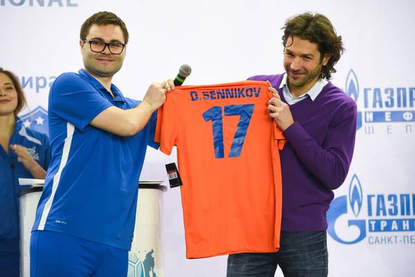Капитан команды Gazprom International Евгений Ядрышников дарит игровую футболку экс-игроку Сборной России и ФК «Локомотив» Дмитрию Сенникову